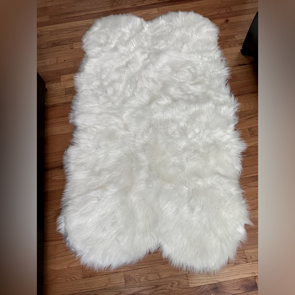 NWOT Faux Fur Lambskin Rug 40" x 68" shaped ivory bone holiday home accent decor